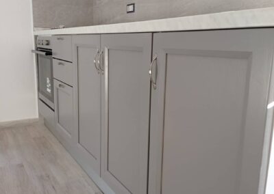 Cucina in essenza di frassino laccato bianco e grigio
