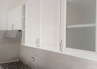 Cucina in essenza di frassino laccato bianco e grigio